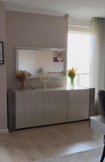 Stijlvol dressoir met spiegel - Modern en ruim