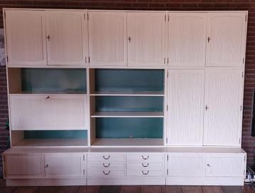 Vintage wandmeubel / boekenkast met veel opbergruimte