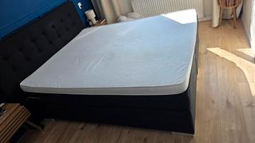 Antraciet boxspring 160x200 met hoofdbord en topper