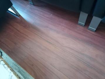 Gratis 11 tapijttegels + zwaar laminaat + ondervloer.