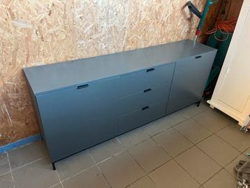 Grijs dressoir met lades en deuren