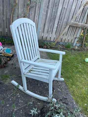 Gratis witte houten schommelstoel - opknapper