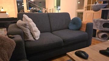 Grijze tweezitsbank  2 keer gratis