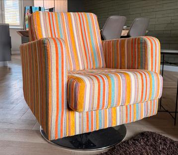 Kleurrijk draaibaar fauteuil