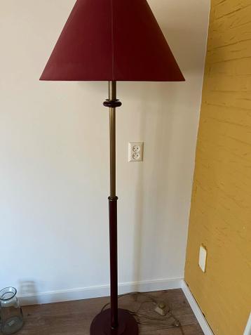 Vloerlamp met rode kap