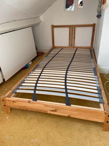 Een persoonsbed + lattenbodem. Gratis.