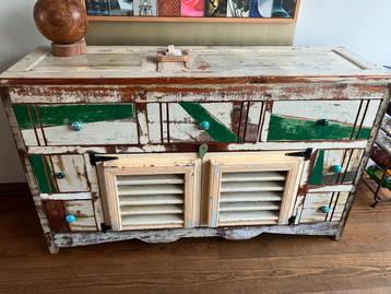Uniek dressoir van Curaçaos monumentaal hout