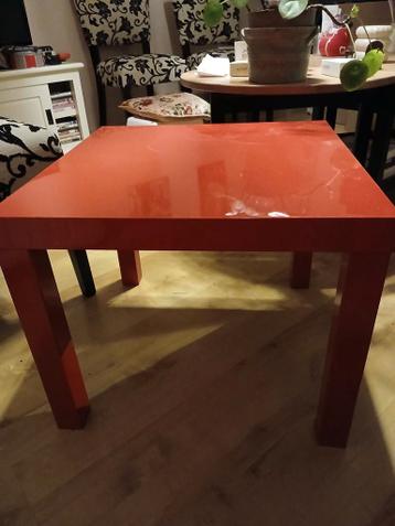 Rood bijzettafeltje 55x55 cm lengte en breedte en 45 cm hoog