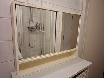 Spiegelkastje met schuifbare spiegeldeurtjes