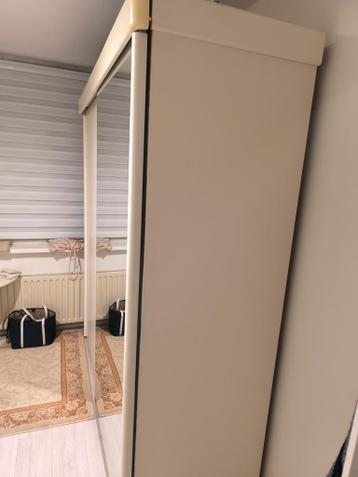 Witte kledingkast met spiegel schuifdeuren (GRATİS)