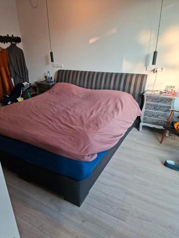 Gratis Boxspring met hoofdbord bed is 160x200cm