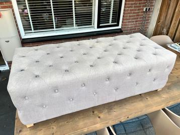 Gratis gestoffeerd zitbankje (stof is verkleurd)