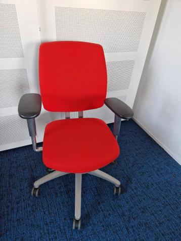 7 Gebruikte Bureaustoelen: 1x Blauw, 6x Rood - Goede Staat