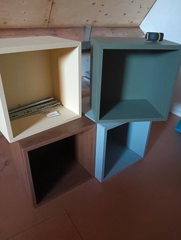 4 x wandkastje met verlichting en ophangsysteem.