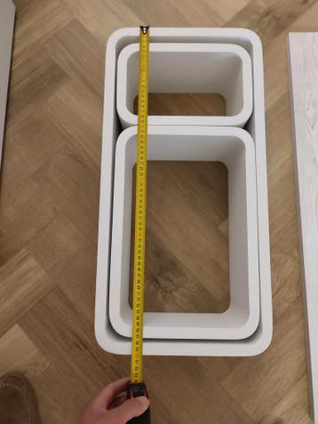 Set van 3 witte wandrekken Cubo en 1 wandplank
