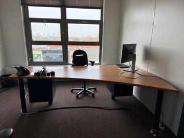 Gratis: Groot bureau  + Tafel met 6 stoelen + 7 Ladeblokken