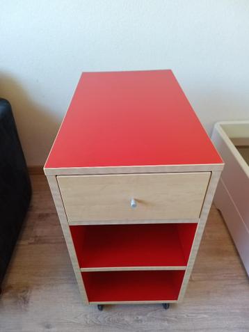 Verrijdbaar rood IKEA-kastje
