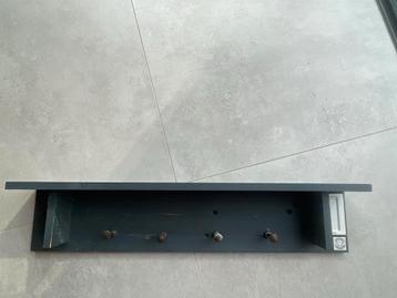 Donkergrijze wandkapstok met plankje en haken