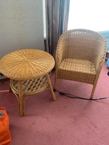 Rotan stoeltje en tafeltje