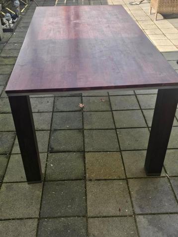 Robuuste eettafel met donkerhouten blad en metalen onderstel