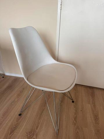 Witte kuipstoel met metalen onderstel