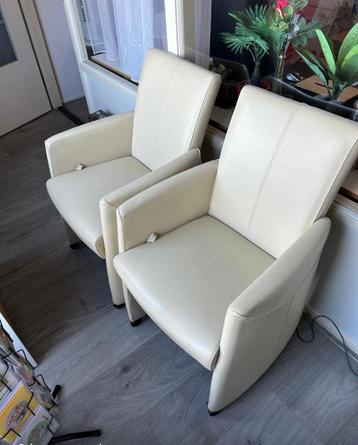 2 lederen kuipstoelen