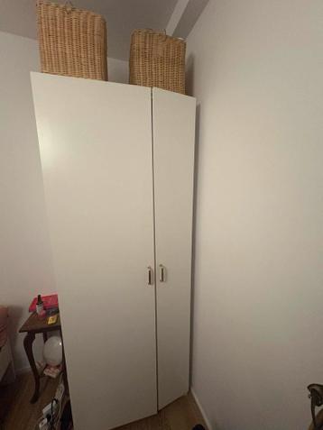 Witte kledingkast met lades en hangruimte