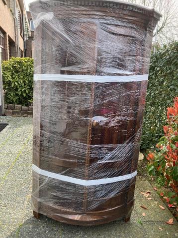 Halfronde antieke hoekkast