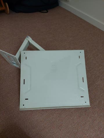 Houder voor een kleine  t v aan de wand.