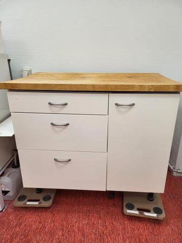 Wit kastje met 3 lades en deur