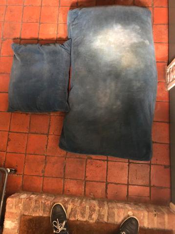 Twee zachte blauwe corduroy kussend