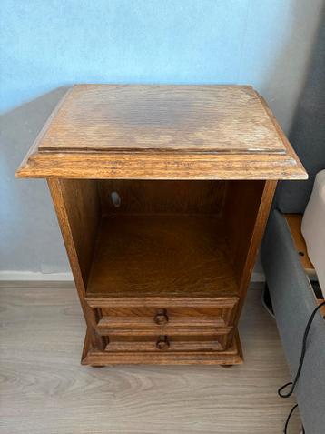 GRATIS: Eikenhouten (nacht)kastje