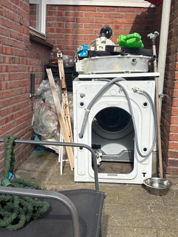 Oude koelkast en wasmachine onderdelen