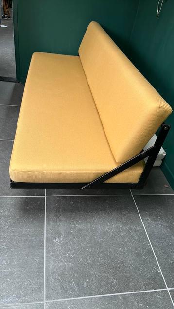 Okergele bank met stoffen bekleding