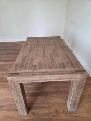 Robuuste houten eettafel