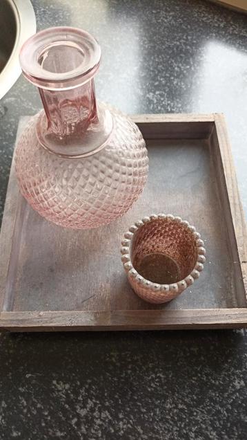 Roze glazen vaas met patroon