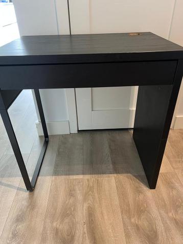 1 zwarte bureau met lade