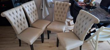 4 taupe kleurige stoelen