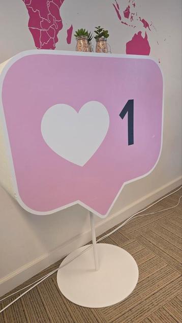 Social media 'like' bord op metalen standaard