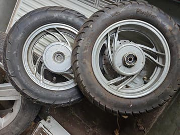 2 scooterwielen met banden