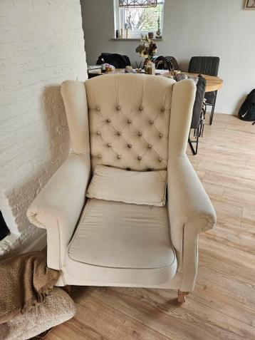 Comfortabele stoffen fauteuil met knoopdetails