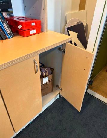 Gratis; Op maat gemaakte boekenkast met dichte onderkasten