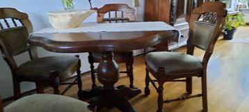 Eettafel met stoelen