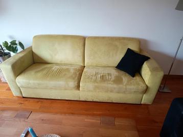Appelgroene tweepersoonsbank. In goede staat maat 220 cm.