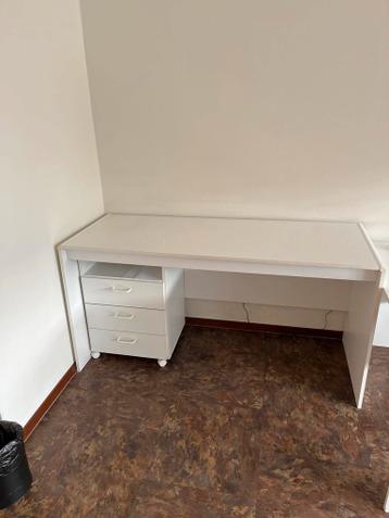 Wit bureau met ladeblok. Gratis op te halen