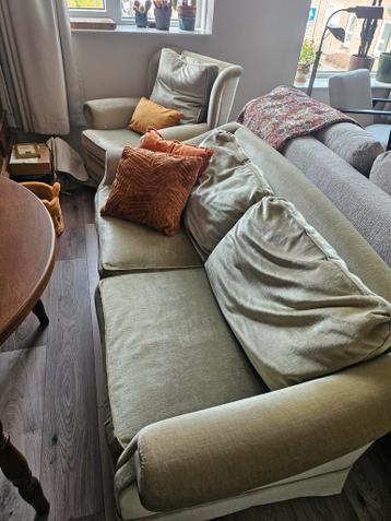 Vintage bankstel (50+ jaar oud) met oranje kussenslopen