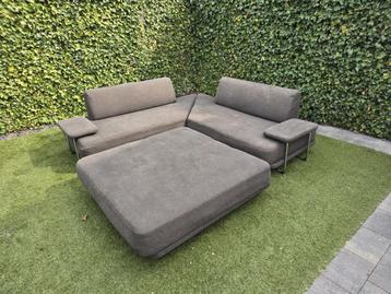 Hoekbank bestaand uit  modulaire elementen