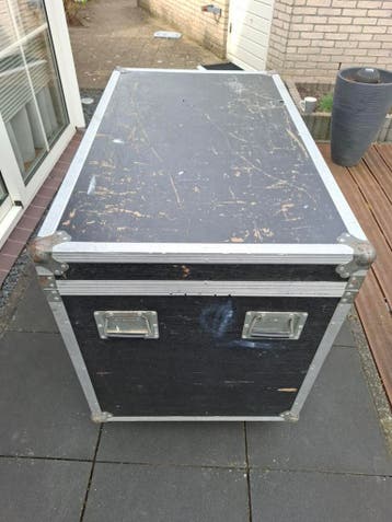 Flightcase met 4 zwenkwielen buitenz: 110x65x74
