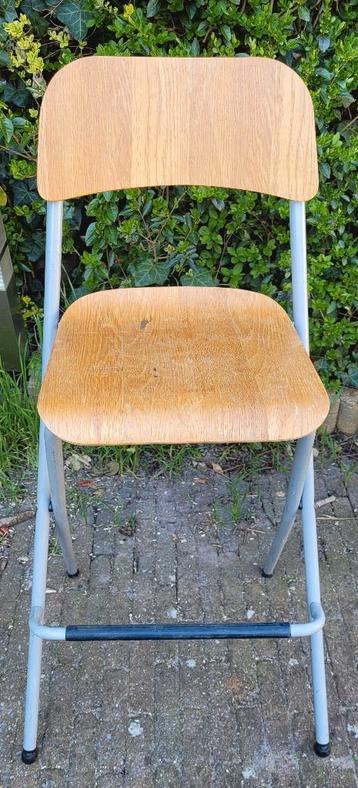 Hoge stoel/kruk. Zithoogte 72 cm. Gratis