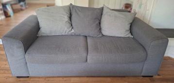 Gratis afhalen: grijze stoffen tweezitsbank